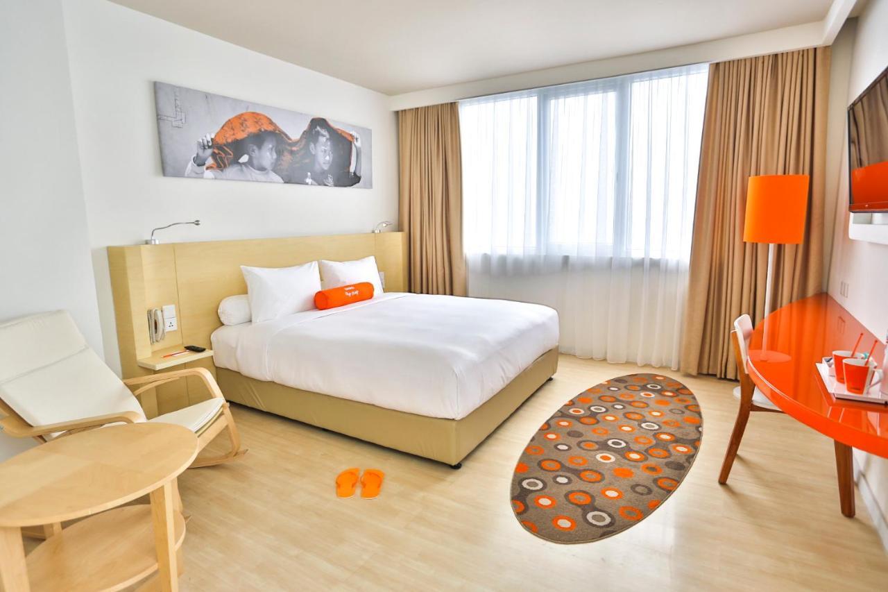 Harris Hotel Pontianak Exterior photo