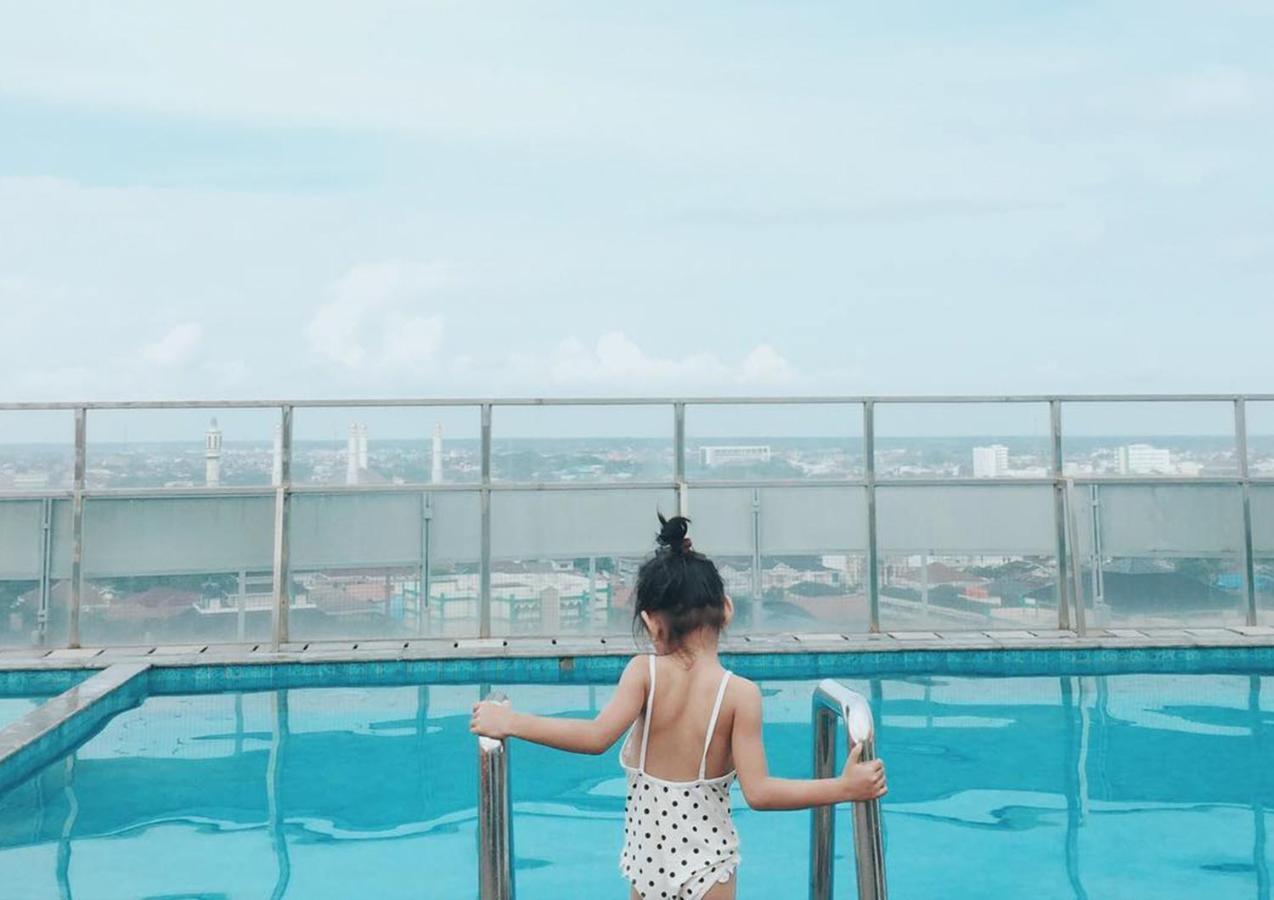 Harris Hotel Pontianak Exterior photo