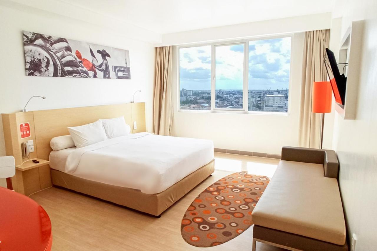 Harris Hotel Pontianak Exterior photo