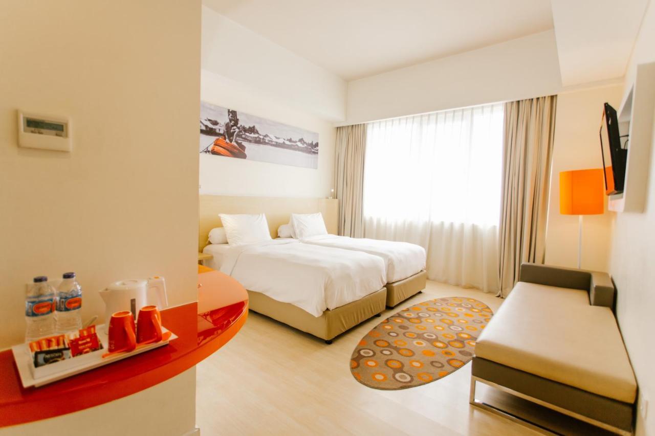 Harris Hotel Pontianak Exterior photo