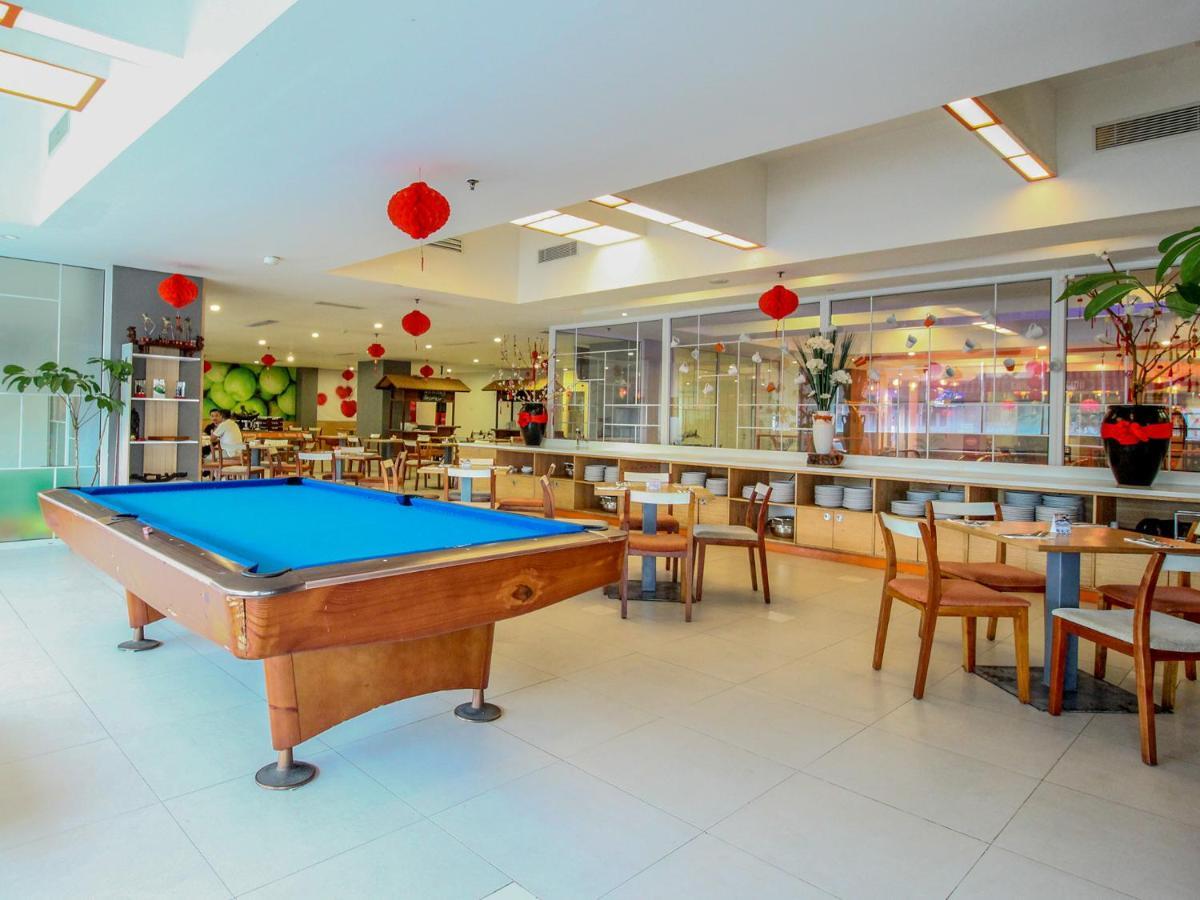 Harris Hotel Pontianak Exterior photo
