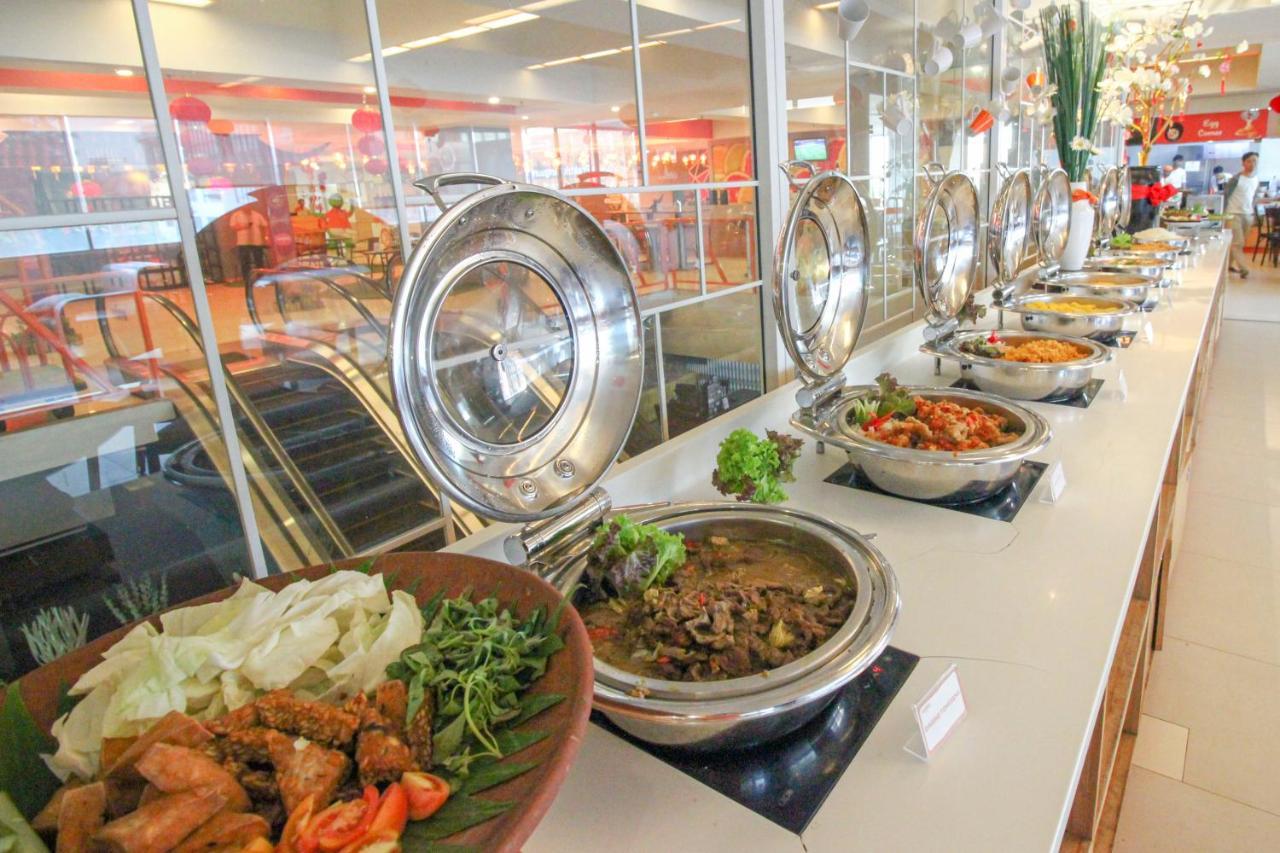 Harris Hotel Pontianak Exterior photo