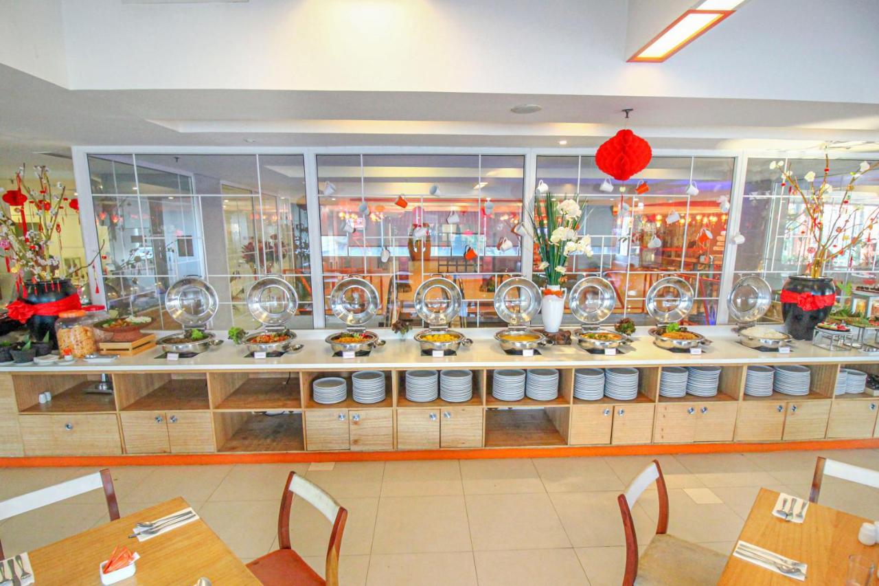 Harris Hotel Pontianak Exterior photo