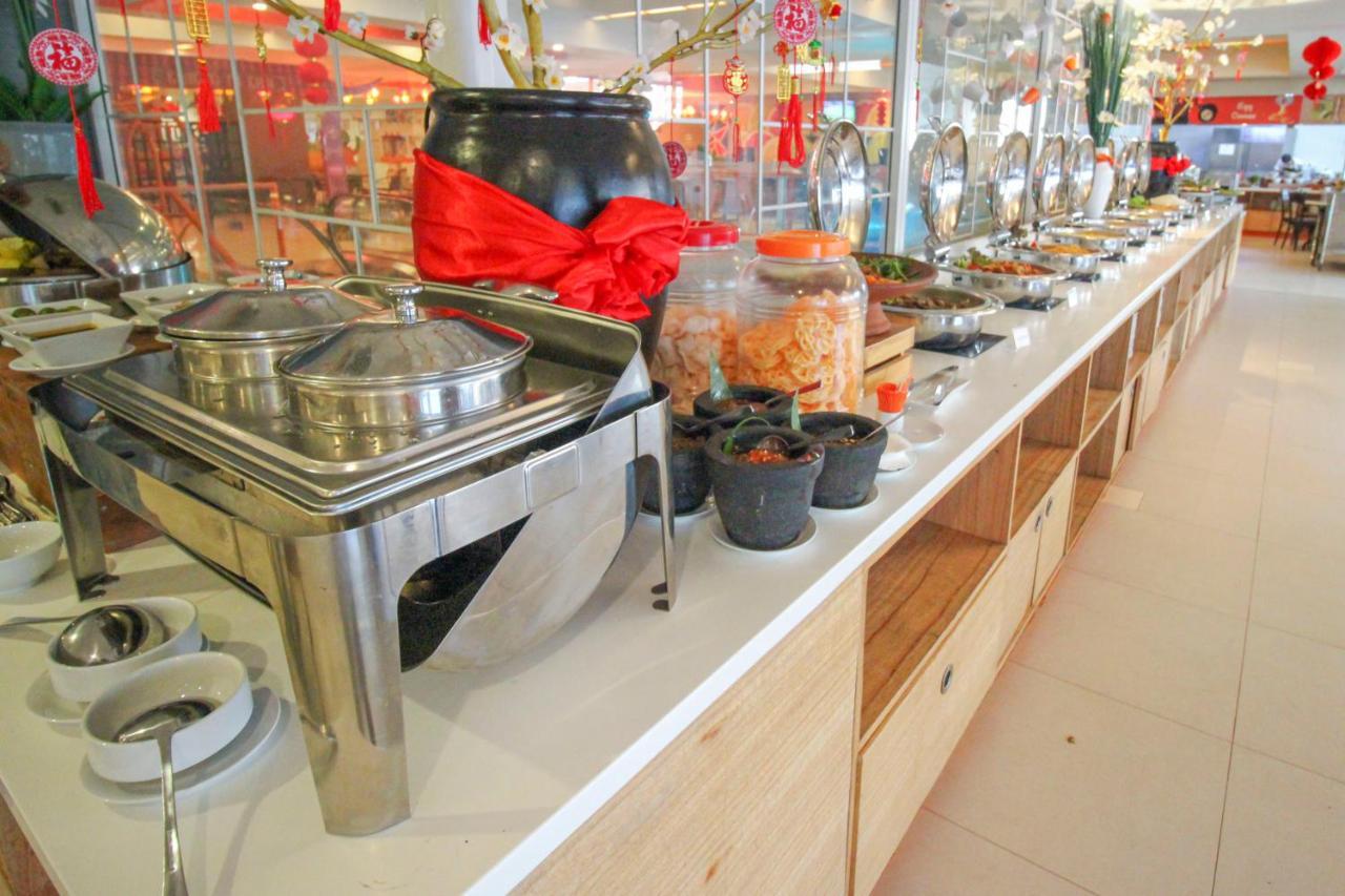 Harris Hotel Pontianak Exterior photo